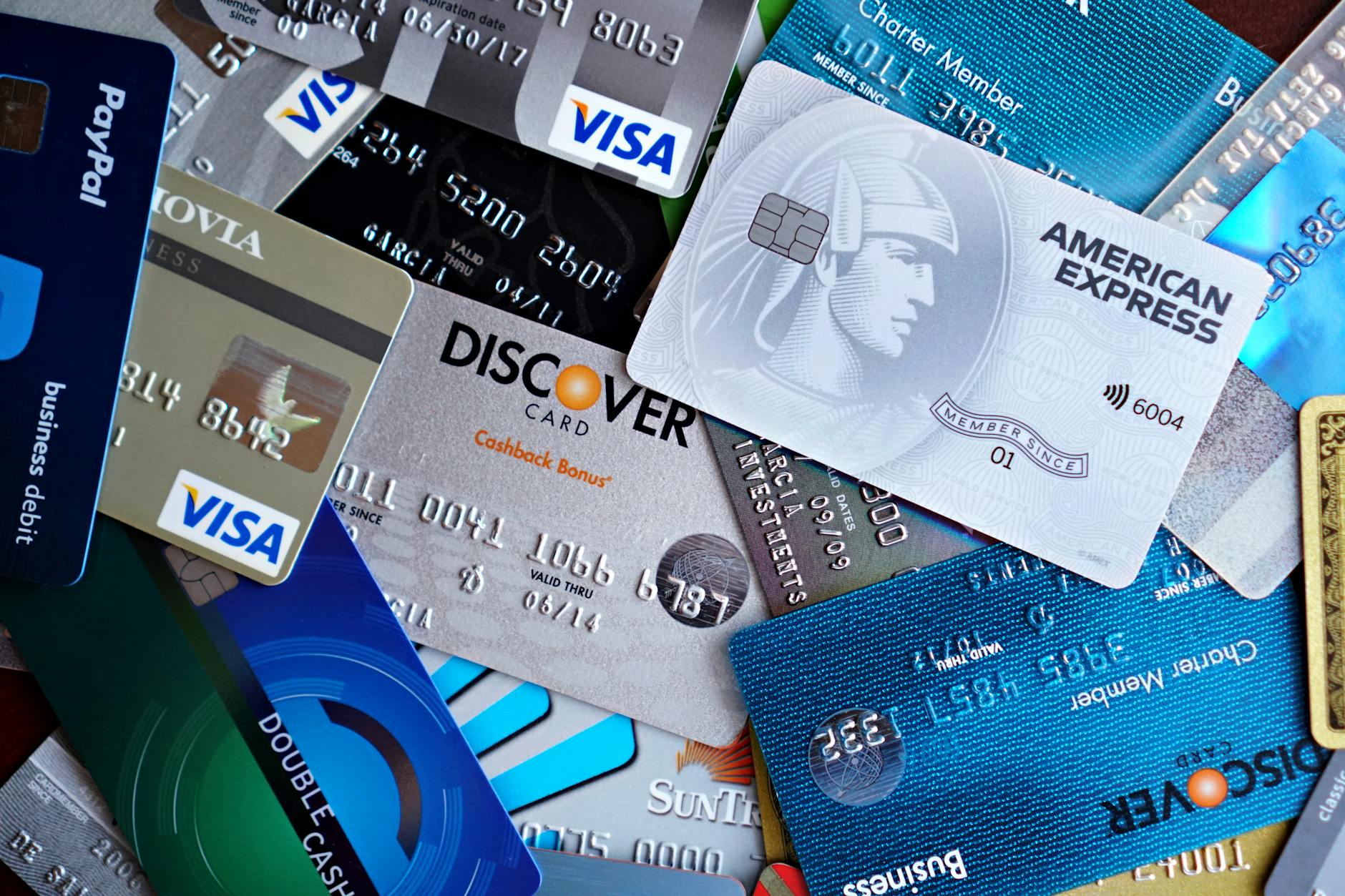 Stos kart kredytowych Visa, Mastercard i American Express z bliska Stos kart kredytowych Visa, Mastercard i American Express z bliska
