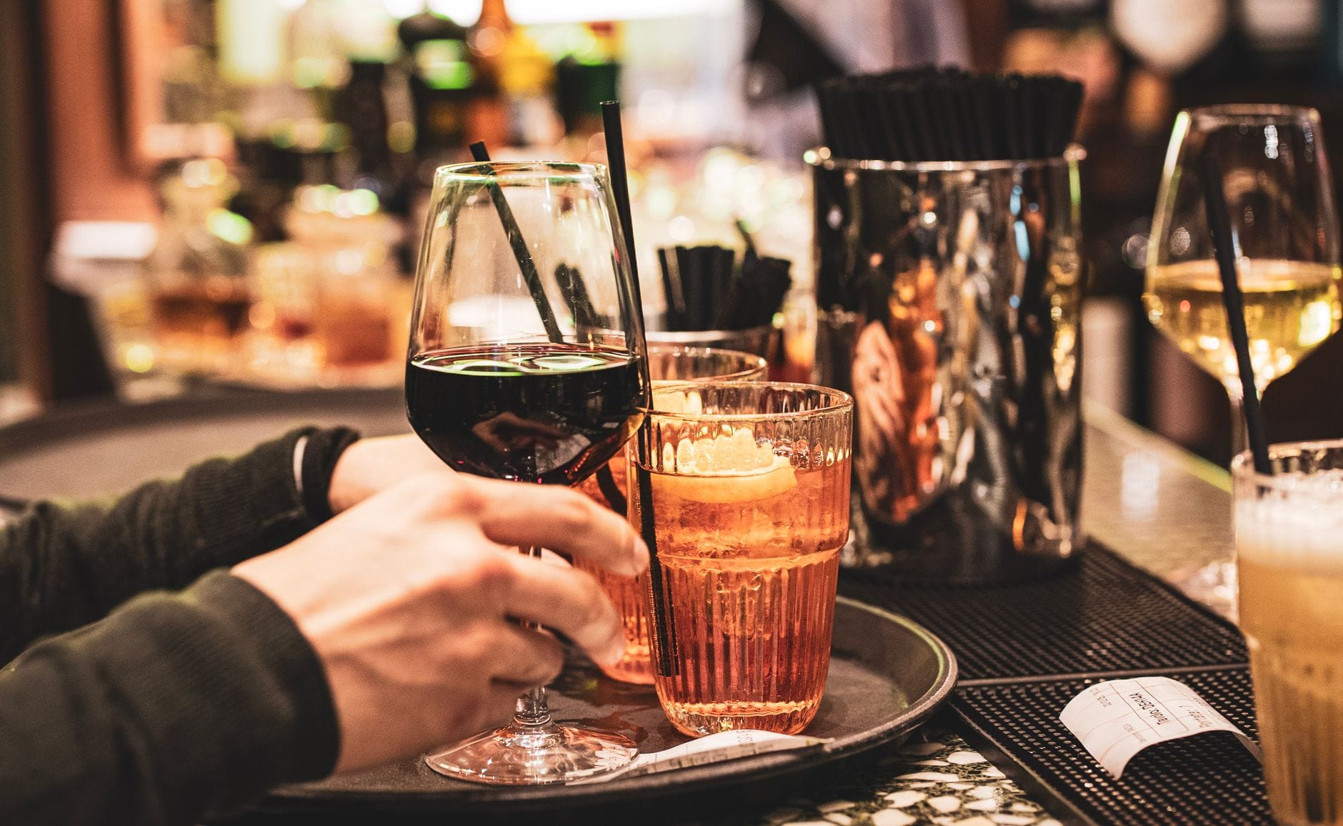 Aperitivo we włoskim barze: kieliszki wina i spritz na stoliku