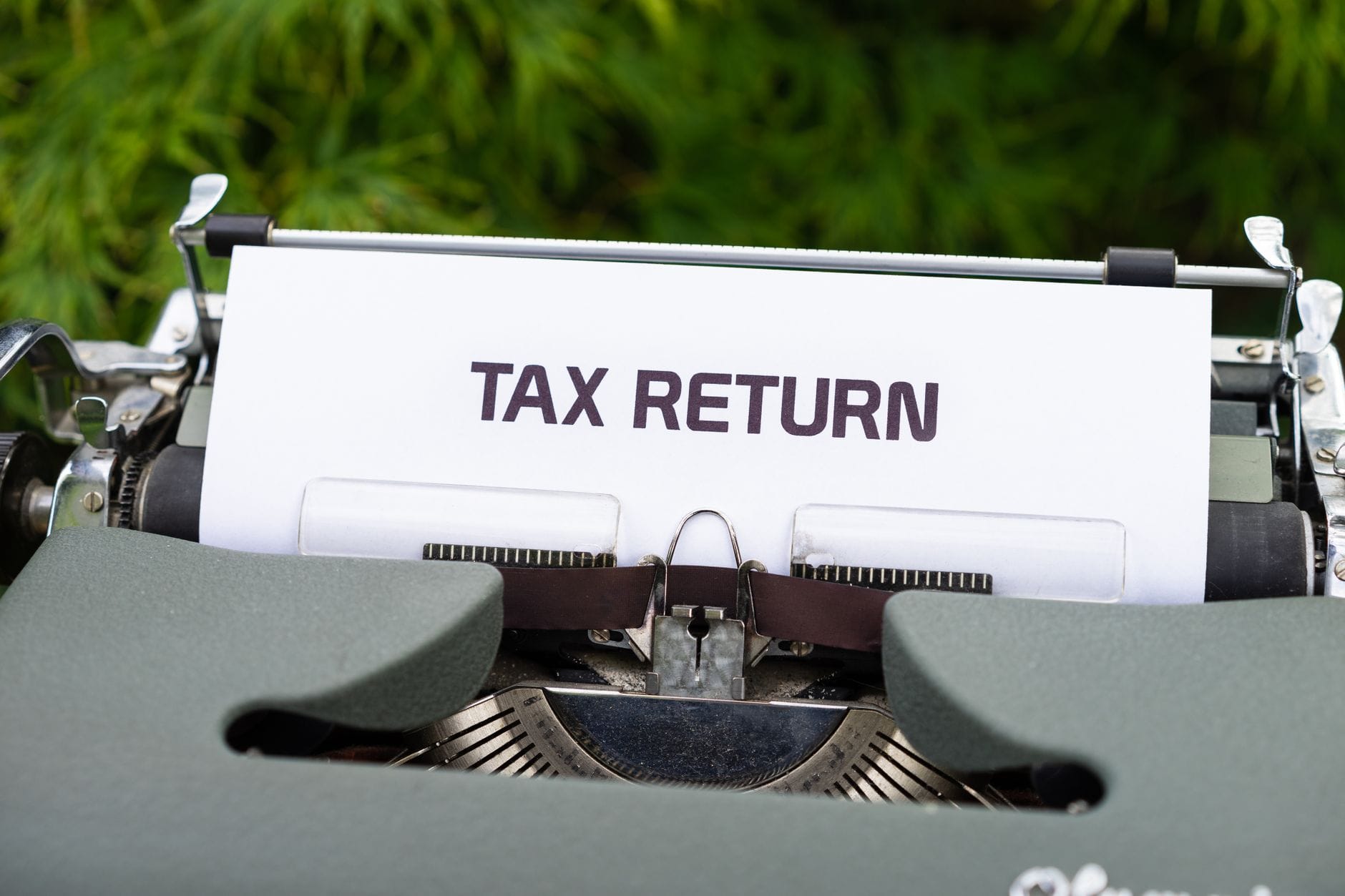 Zbliżenie na maszynę do pisania z tekstem Tax Return na kartce