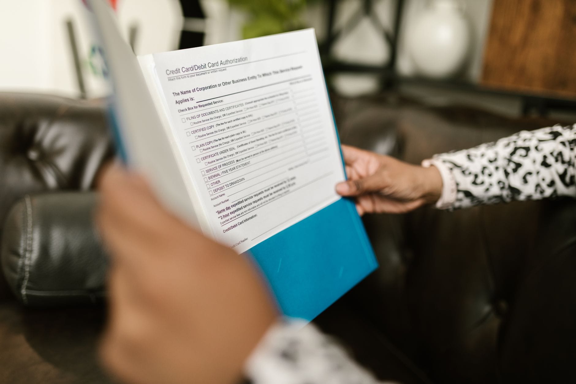 Osoba analizuje formularz autoryzacji karty kredytowej w biurze